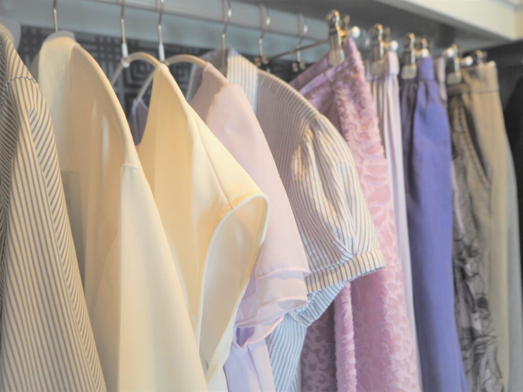 夏服がかかったクローゼットの画像