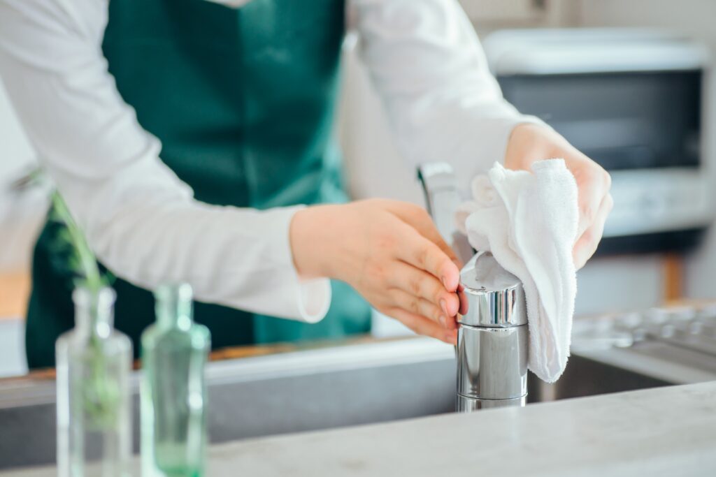 大掃除の始め方ガイド　キッチン掃除をしている人の画像