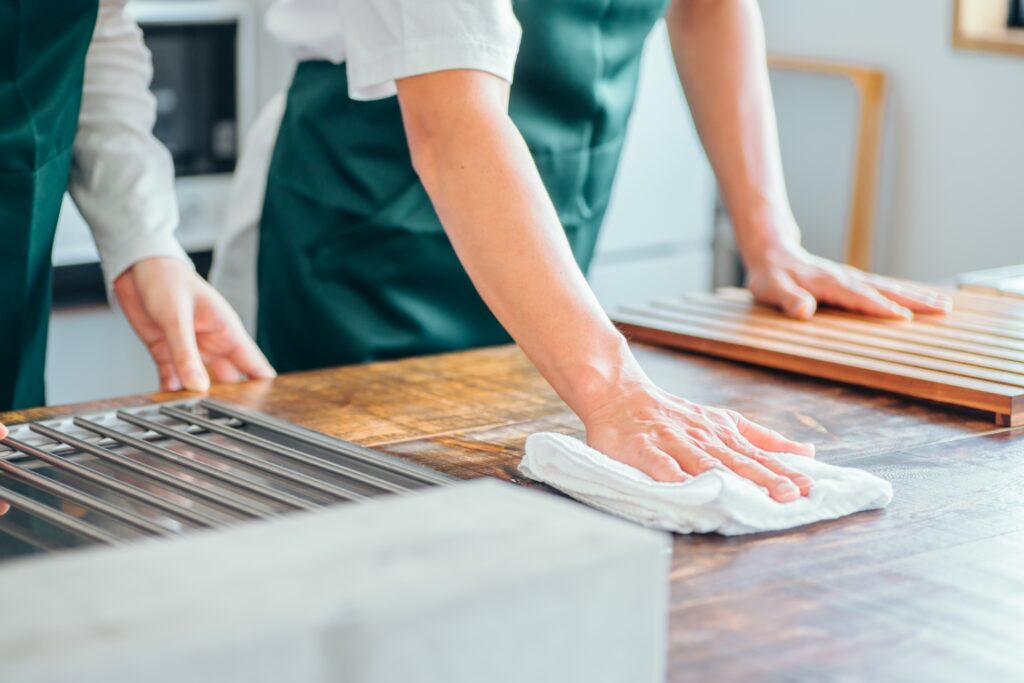 ハウスクリーニングの技1-1　キッチンを掃除するハウスクリーニングスタッフ