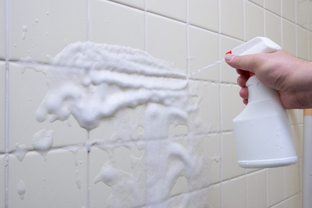 ハウスクリーニングの技2　お風呂の壁を掃除している画像