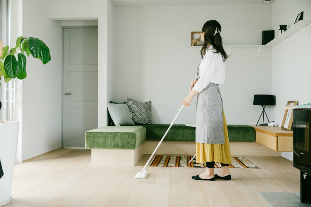 ハウスクリーニングの技3　リビングを掃除する女性