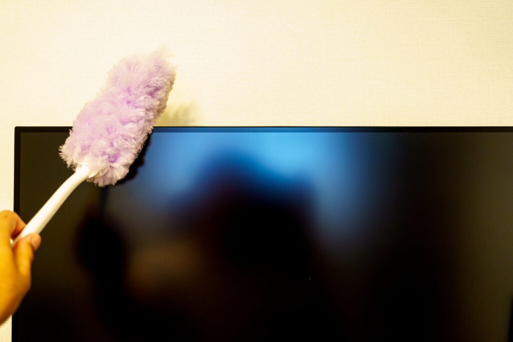 ハウスクリーニングの技4　テレビのホコリをモップで拭いている画像