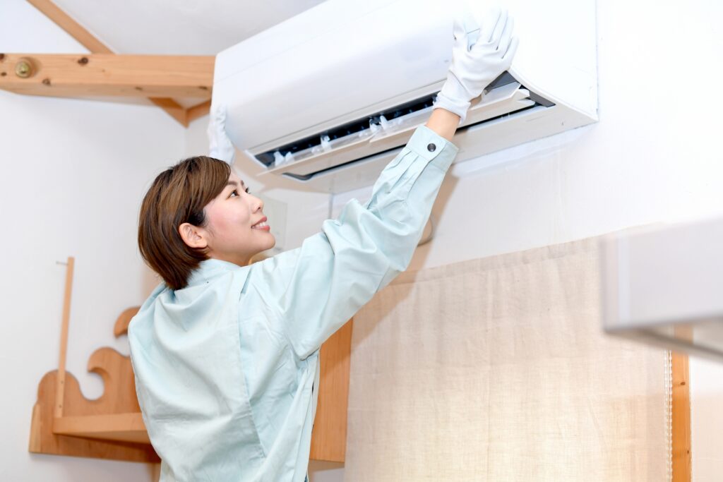 ハウスクリーニング入門4 エアコンクリーニングをする女性の画像