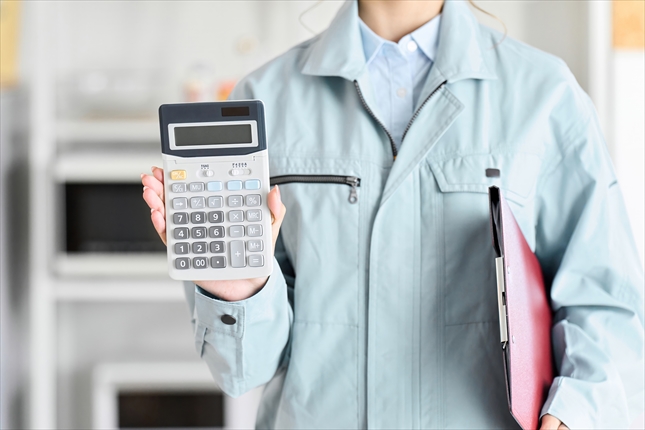 ハウスクリーニング料金5　料金を提示する女性