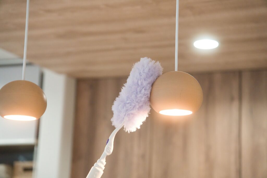 大掃除でやってはいけない行動1　照明のほこりを掃除している画像