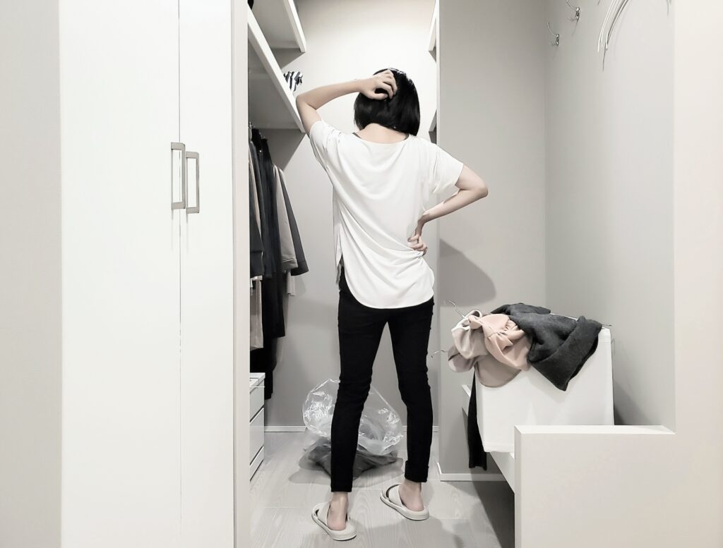 大掃除の疲れ対策と危険予知1 掃除に疲れた女性の画像