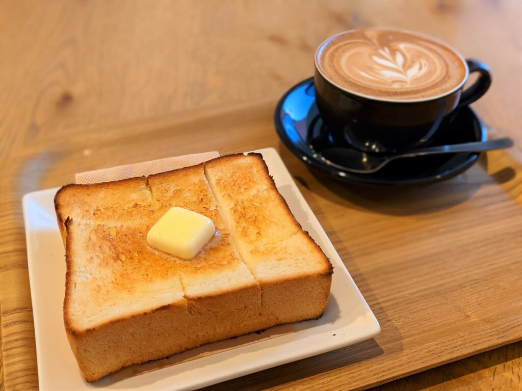トーストとコーヒーの画像