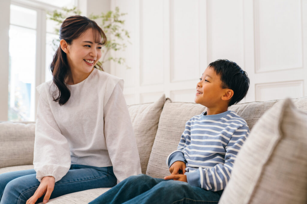 子どもと談笑する母の画像