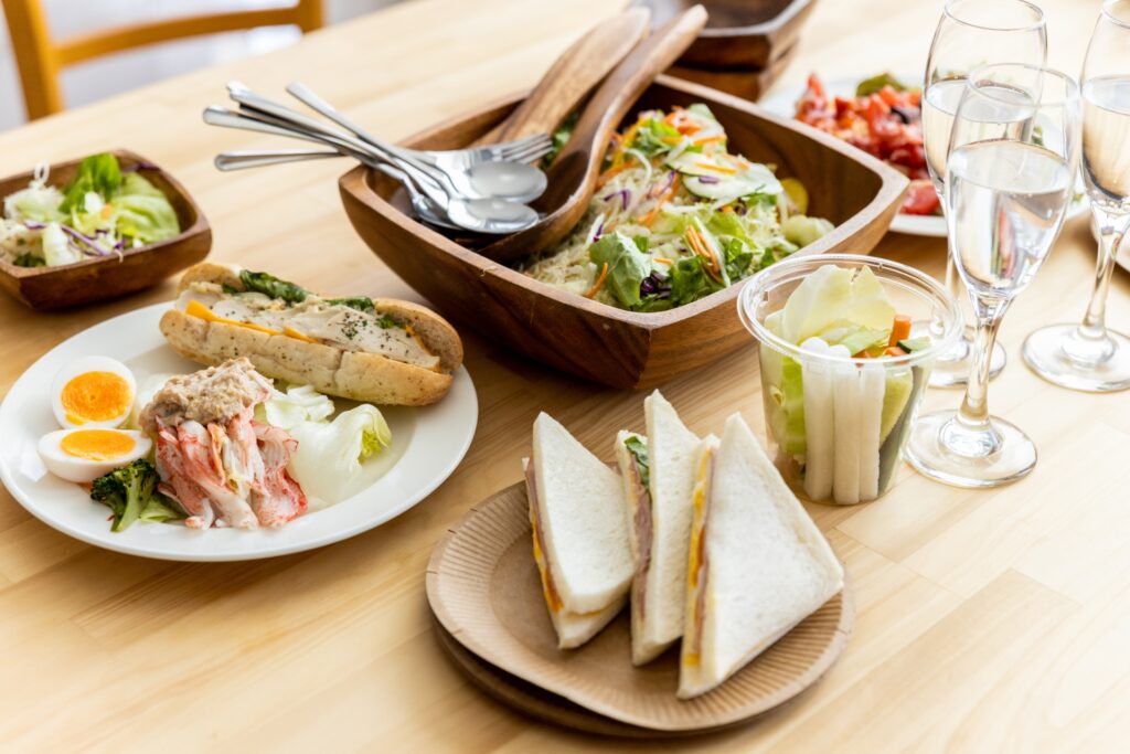 おもてなしの食卓に大切な要素 取り分け用のカトラリーと料理