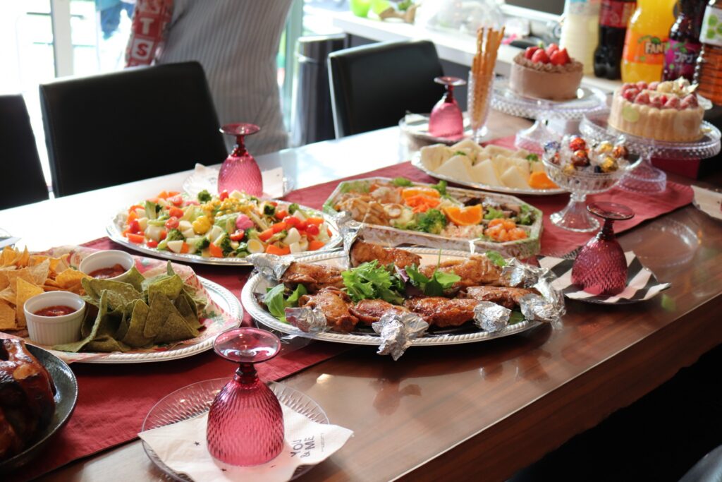 おもてなしの食卓に大切な要素 ‎セッティングされたテーブル