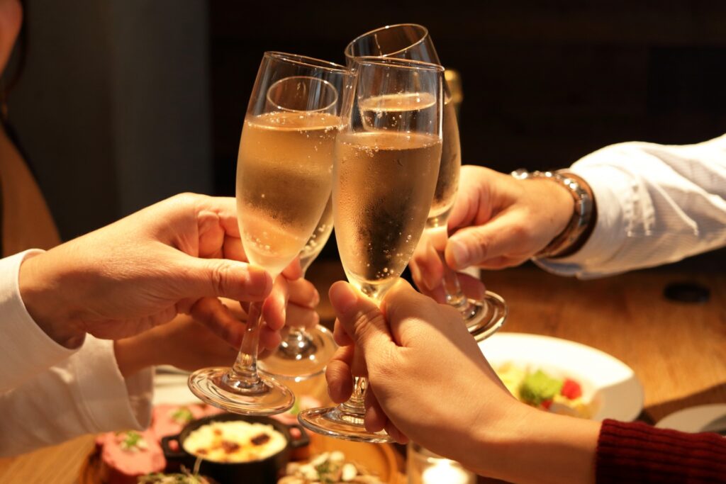 おもてなしの食卓に大切な要素 ‎乾杯