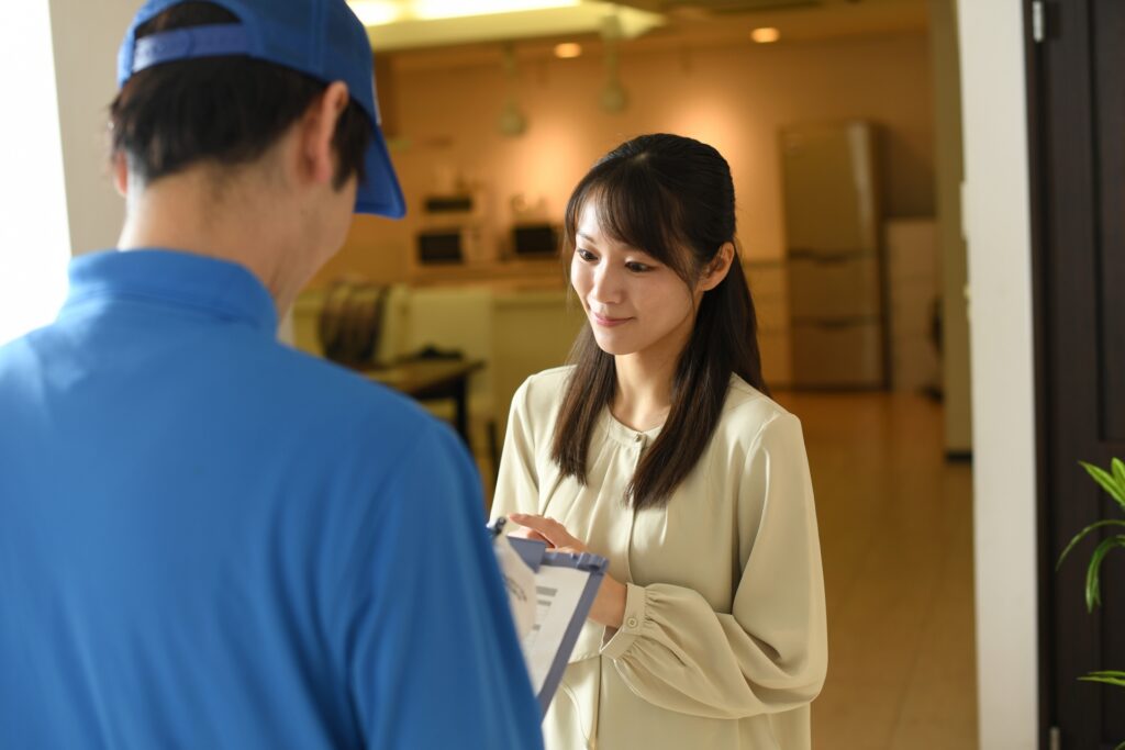 初めてのハウスクリーニングを迎えるための準備と当日のポイント 打ち合わせをする女性とスタッフ画像