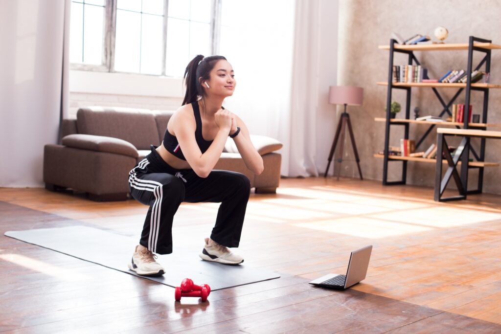 スクワットをする女性の画像