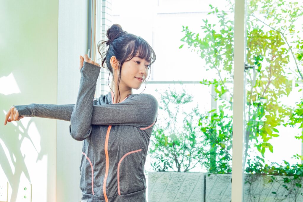 おうちフィットネスQA ストレッチする女性