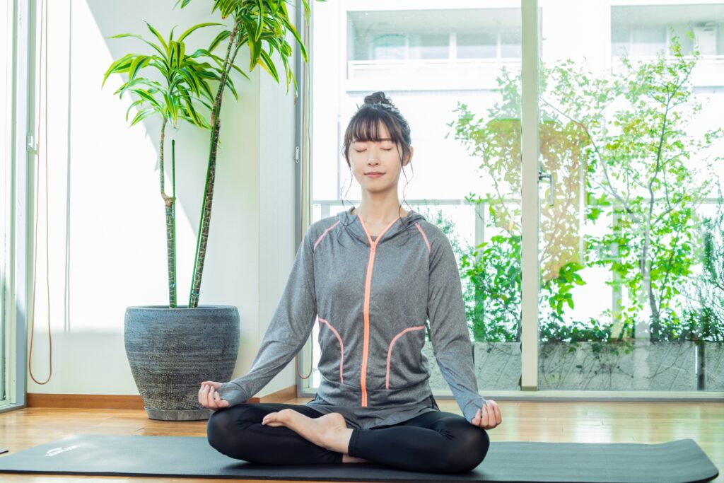 おうちフィットネスQA ヨガのポーズで瞑想する女性