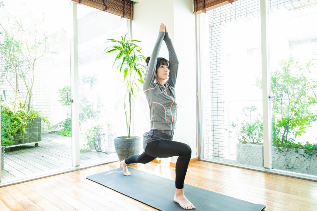 おうちフィットネスQA ヨガをする女性