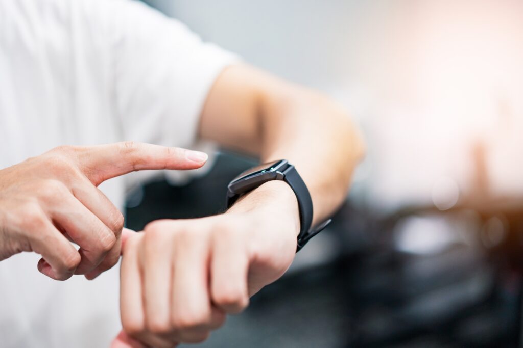 おうちフィットネス、私にはどれ？ スマートウォッチをつけてトレーニング