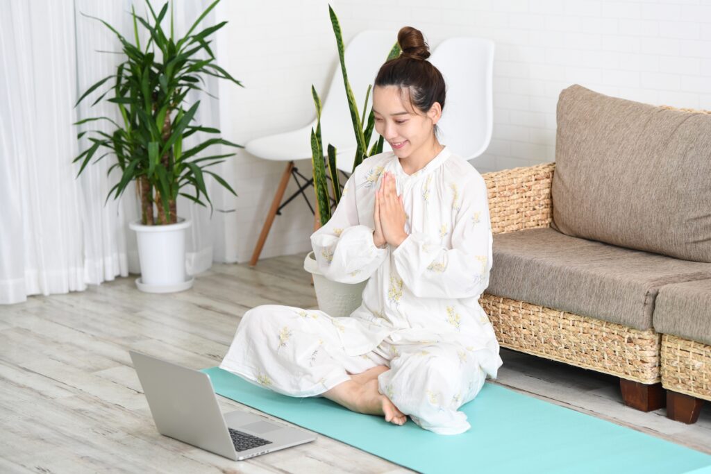おうちフィットネス、私にはどれ？　自宅でオンラインヨガを受ける女性
