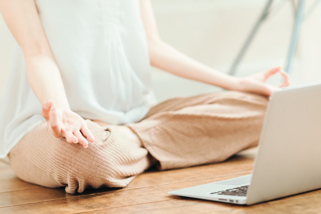 おうちフィットネスの始め方 オンラインヨガする女性