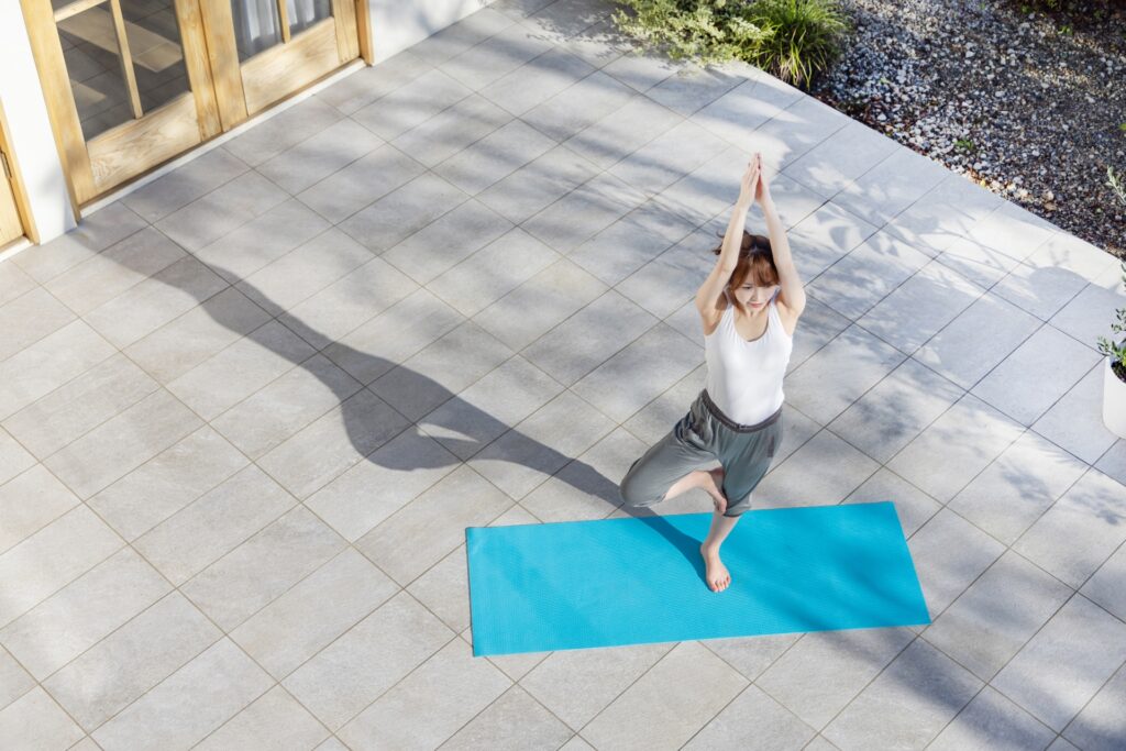 おうちフィットネスの始め方 自宅でヨガする女性