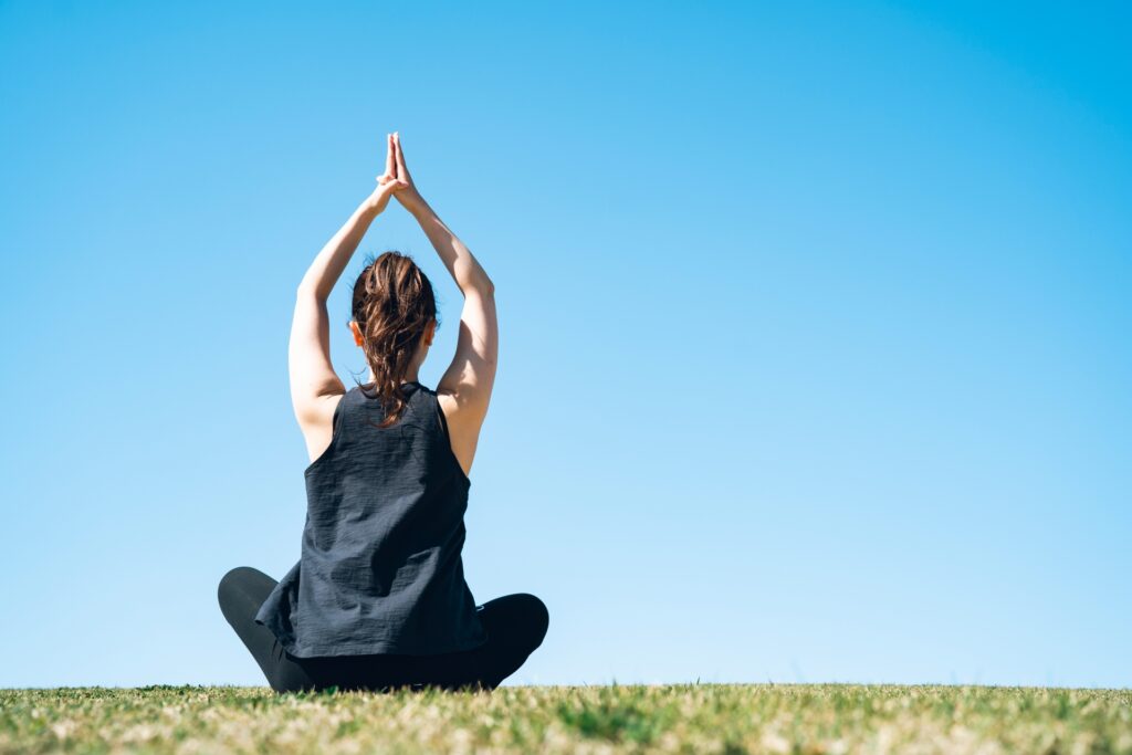 おうちフィットネス完全ガイド ヨガポーズの女性