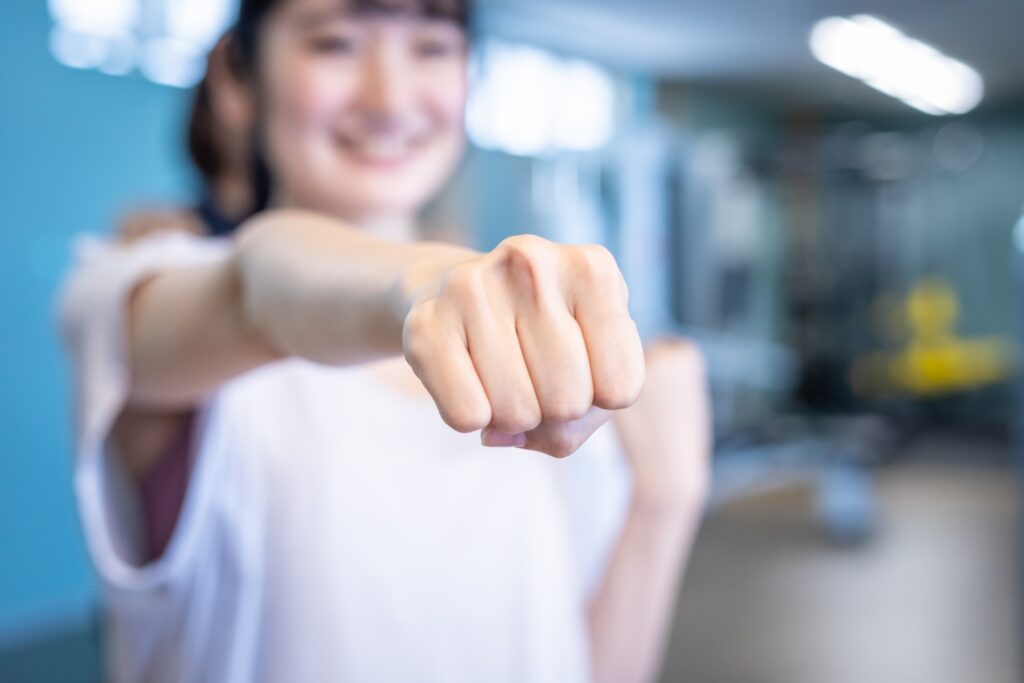 タイプ別おうちフィットネスの選び方 ボクシングする女性