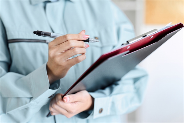 ハウスクリーニング4社比較 見積もりする女性