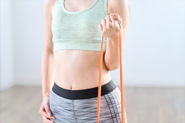 おうちフィットネス用品の失敗Q&A トレーニングチューブを引っ張る女性