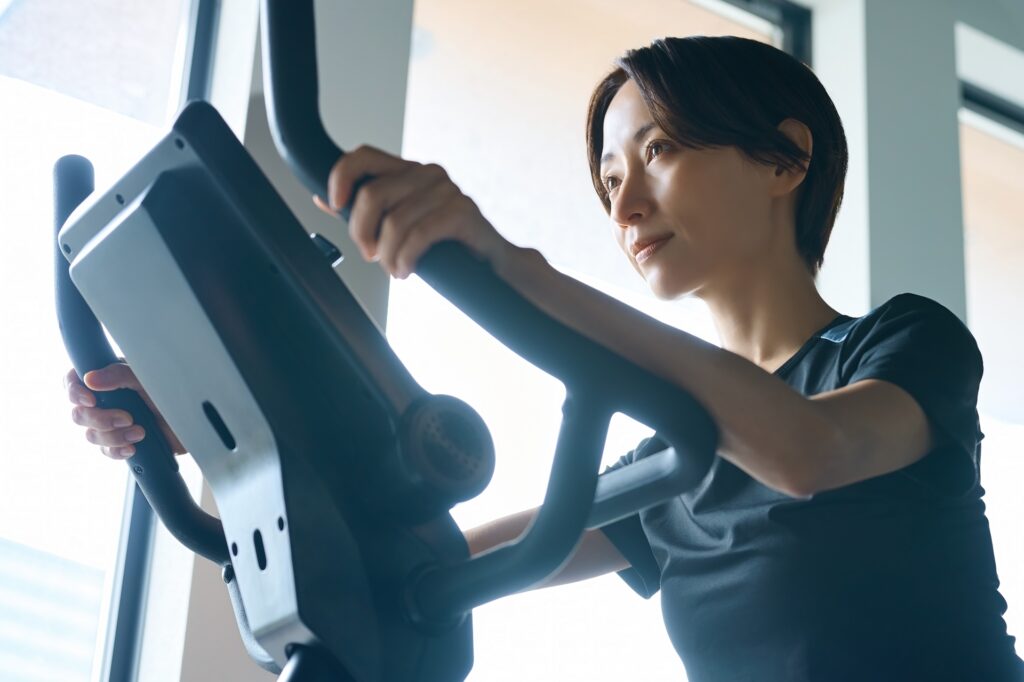 おうちフィットネス用品の失敗Q&A フィットネスバイクに乗る女性