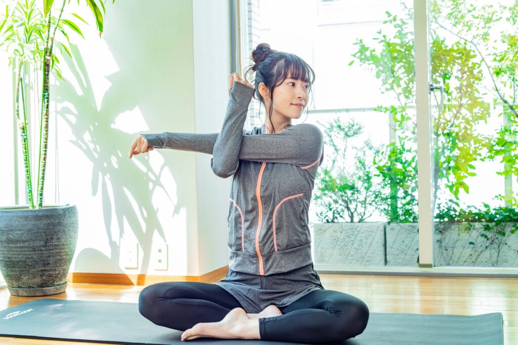 おうちフィットネス用品の失敗Q&A リビングでストレッチする女性