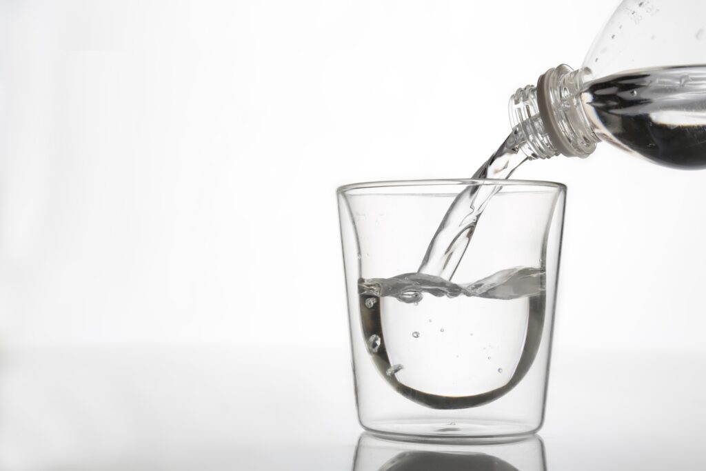 ウォーターサーバーQA ペットボトルで水を注ぐ画像