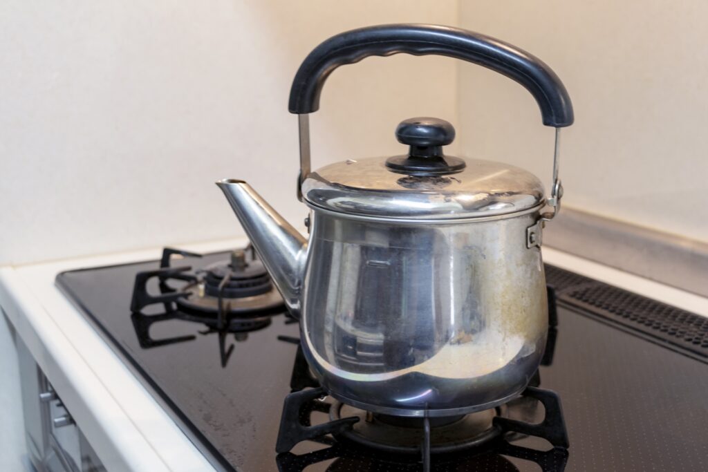 ウォーターサーバーガイド やかんでお湯を沸かしている画像