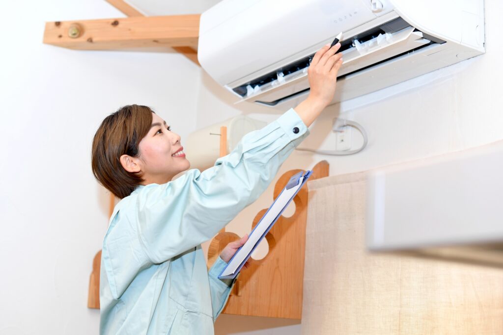 エアコンクリーニング ダスキン エアコンを点検する女性