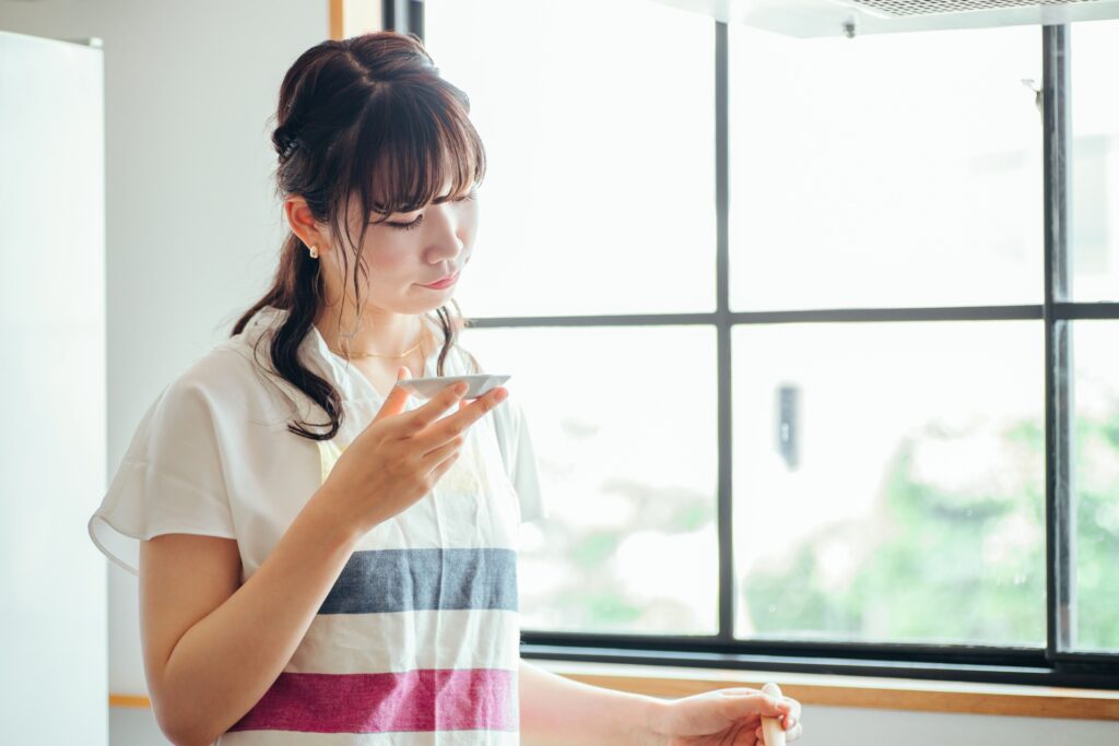 味付けで悩む女性