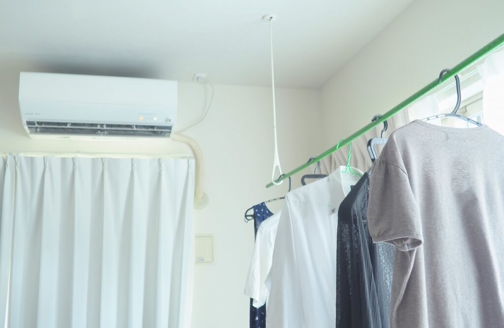 エアコンと室内干しの画像