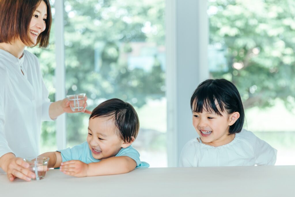 お水を飲む子供の画像