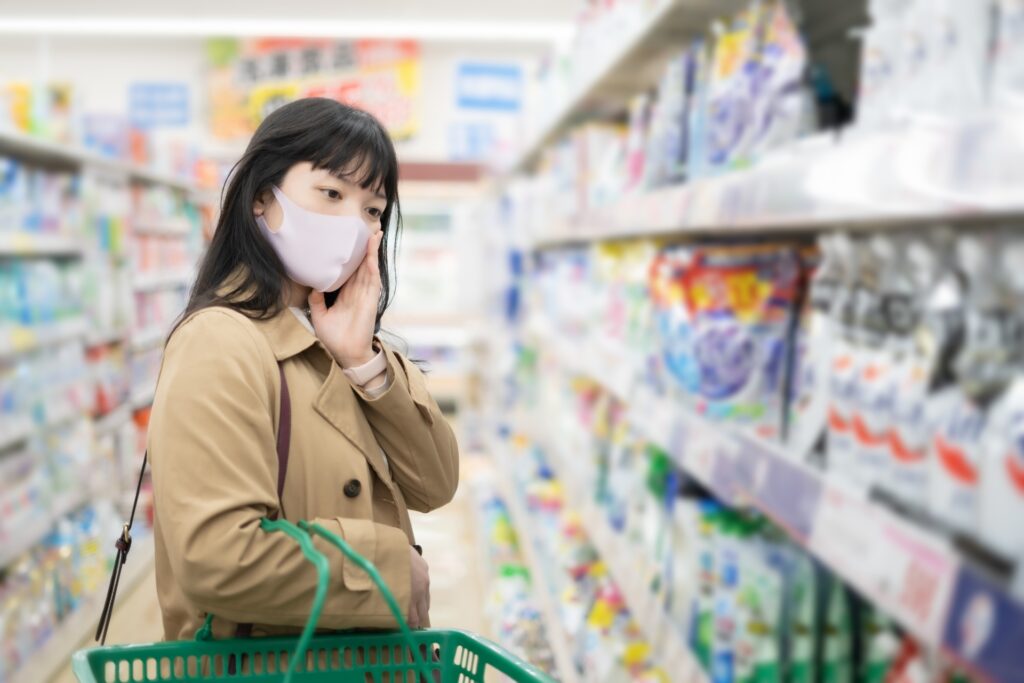 洗剤を選ぶ女性の画像