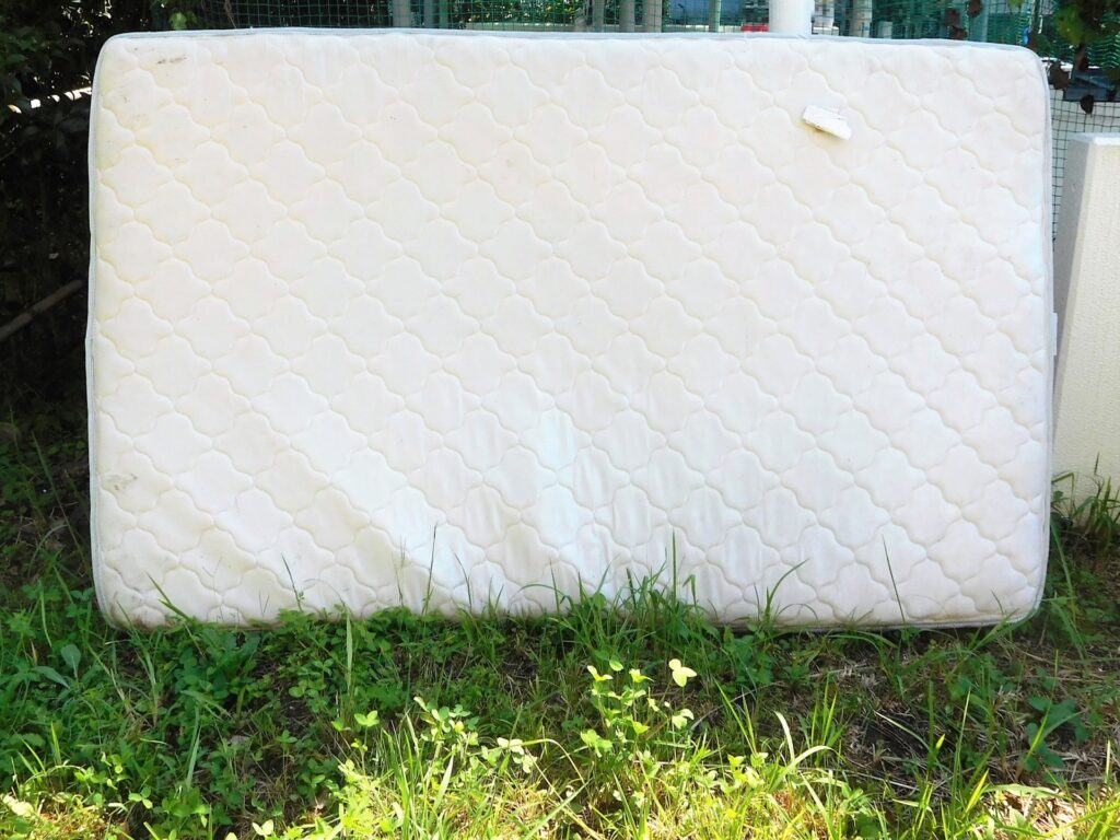 粗大ごみに出されたマットレスの画像
