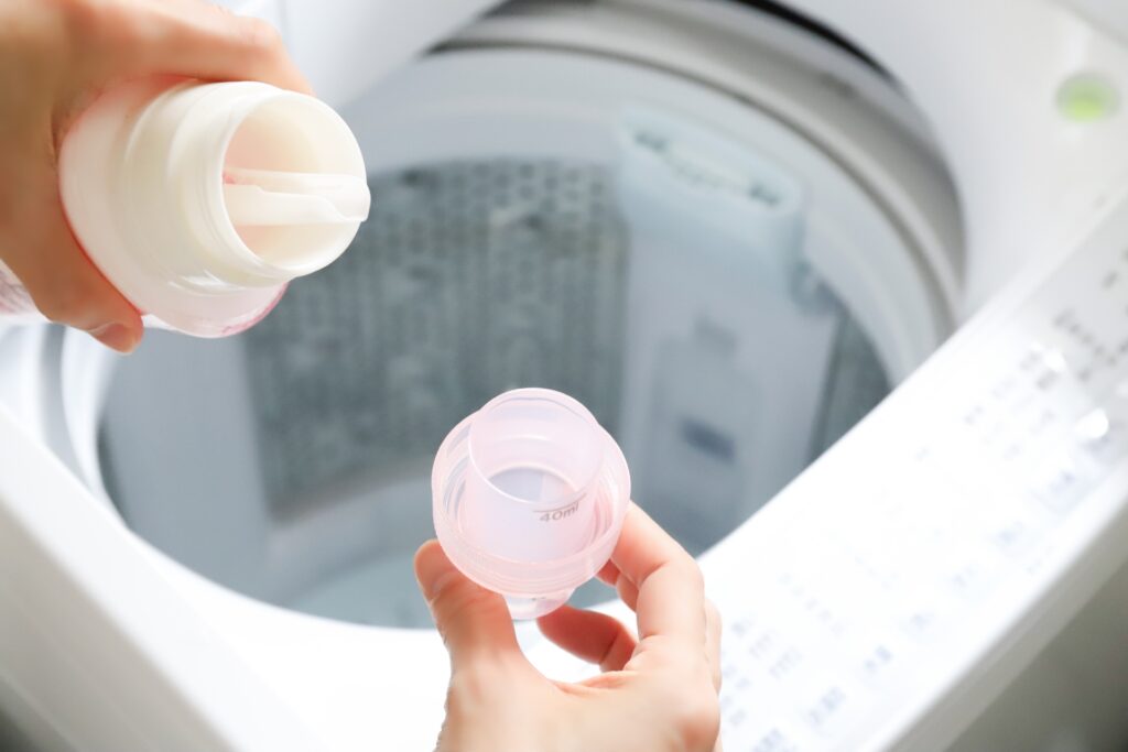 洗濯機に柔軟剤を入れる画像