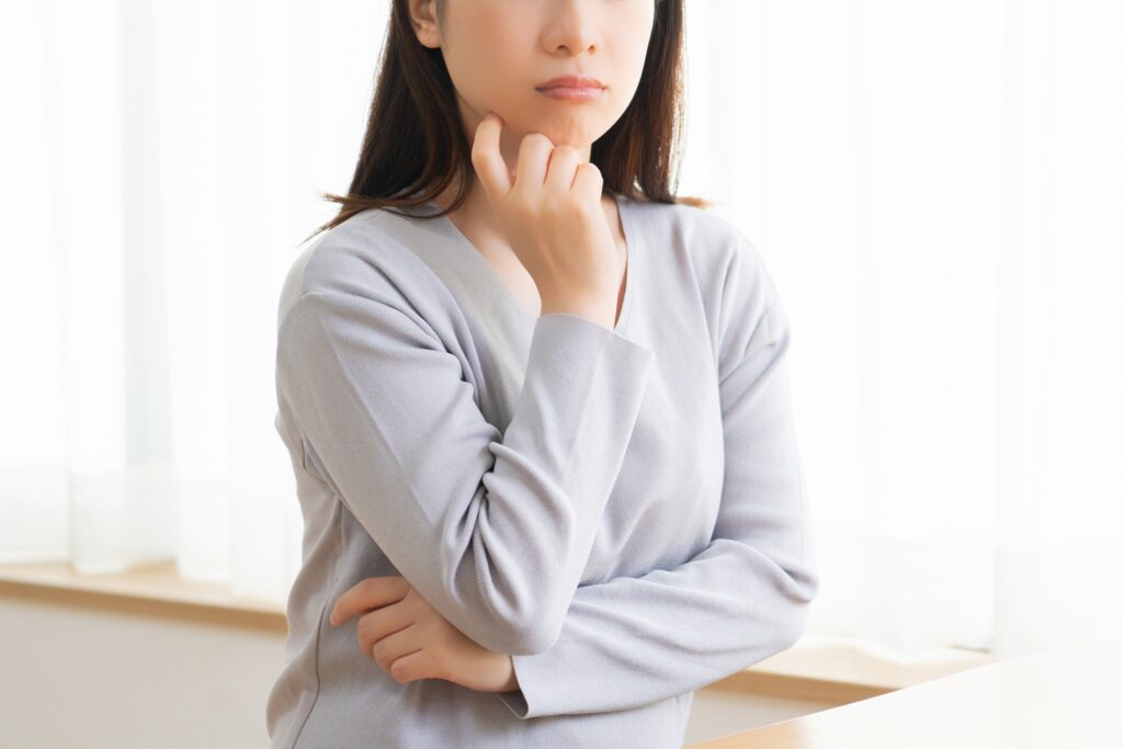 考えている女性の画像